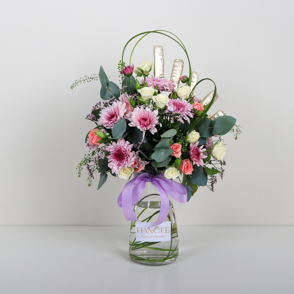 مزهرية الزهور والشوكولاتة الأنيقة