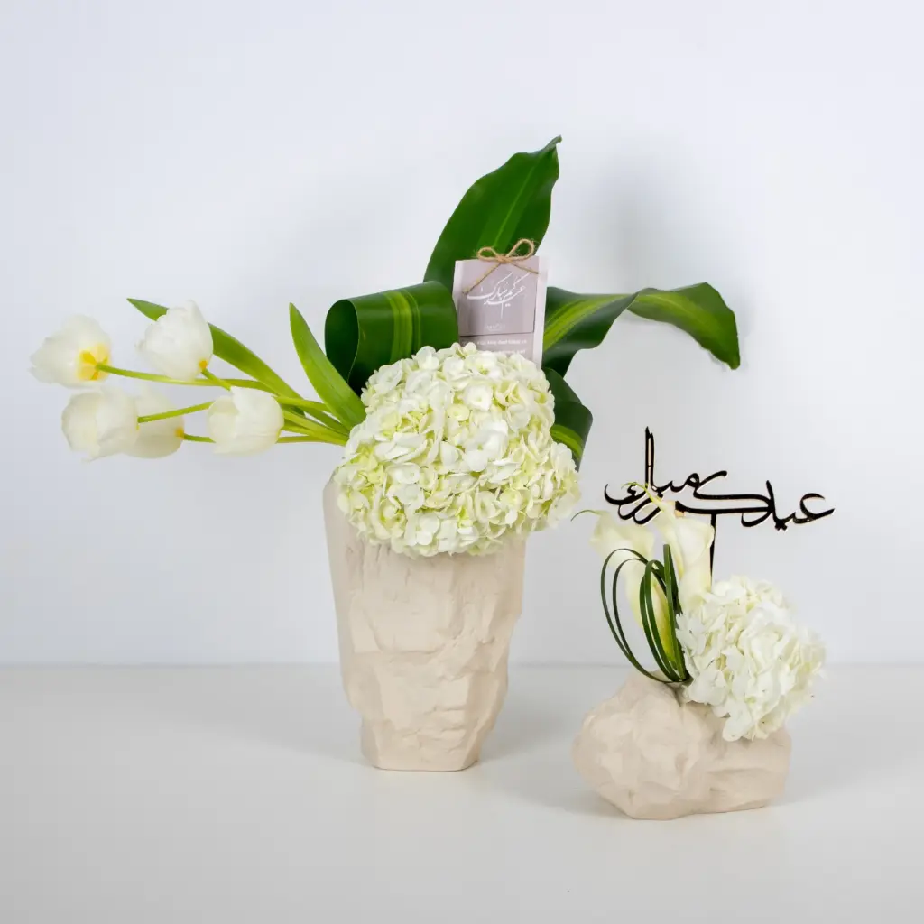 روعة الصخور والزهور